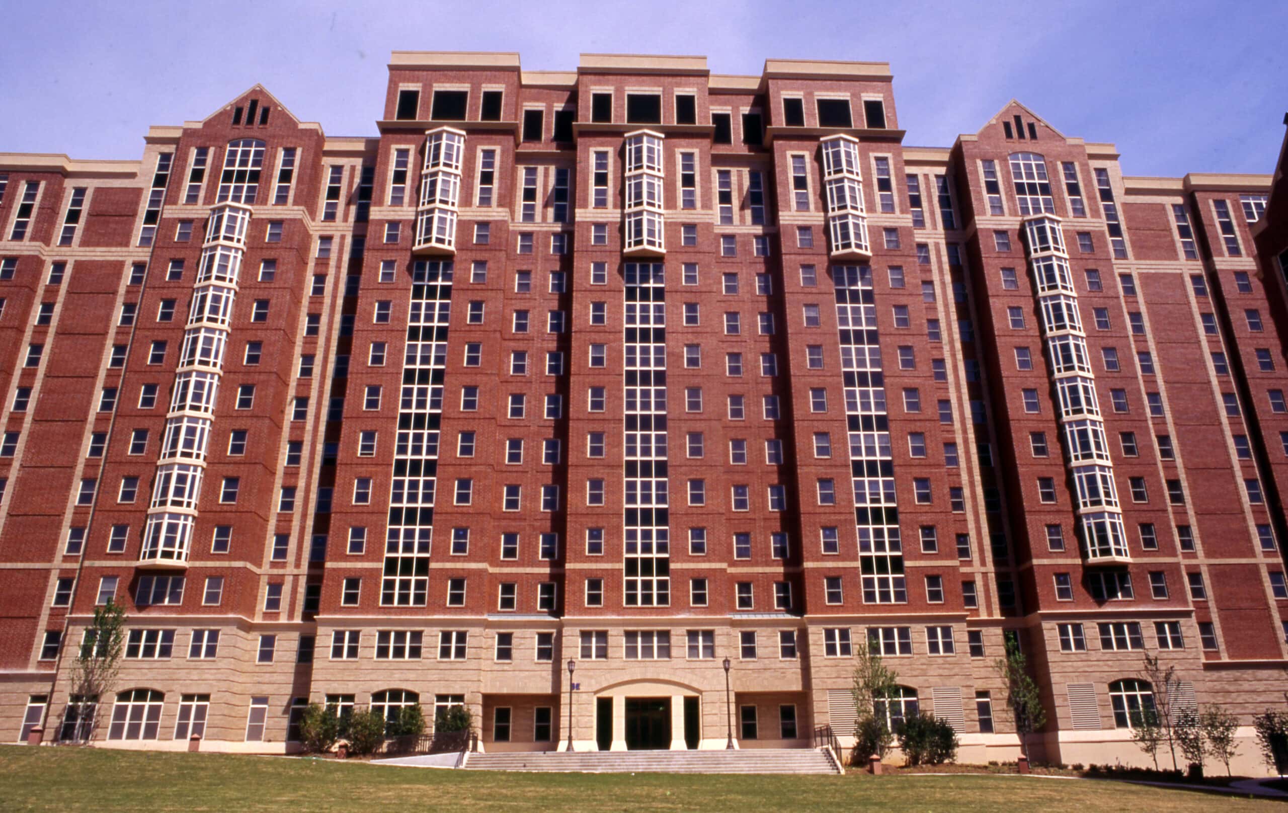 Color photograph of a peach-colored brick apartment complex