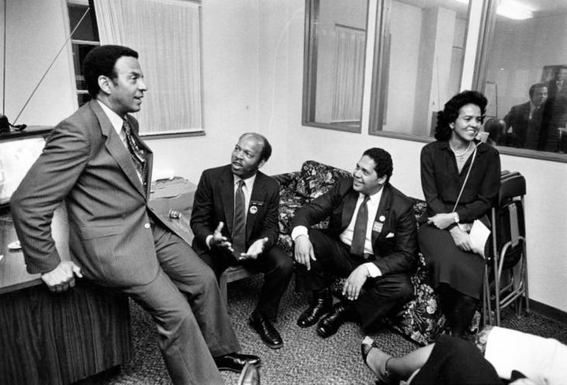 Le candidat à la mairie Andrew Young discute de l'élection d'Atlanta avec John Lewis, le maire Maynard Jackson et sa femme Jean Childs Young