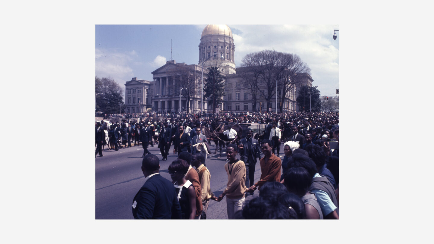 Vue du cortège funèbre sur la rue Mitchell pour le Dr Martin Luther King, Jr.