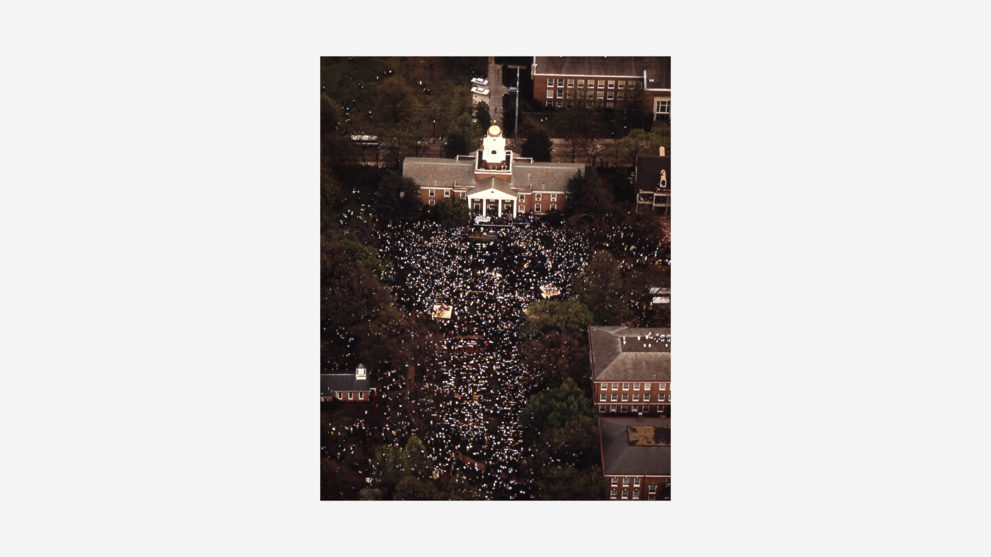 Vue aérienne d'un service commémoratif devant Harkness Hall sur le campus de l'Université d'Atlanta lors des funérailles du Dr Martin Luther King, Jr.