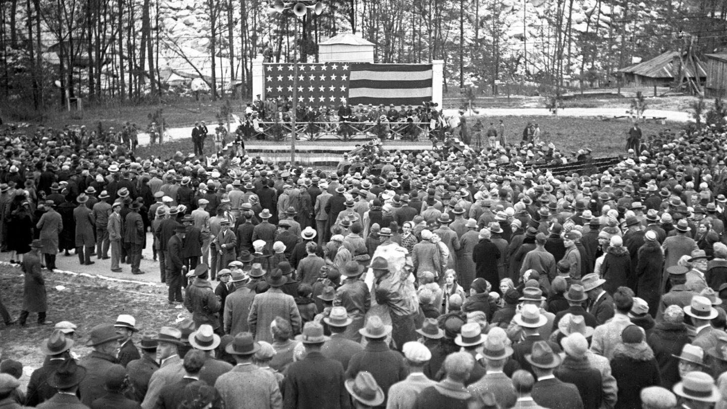 View of crowd at the unveiling ceremony of Robert E. Lee’s head, 1928