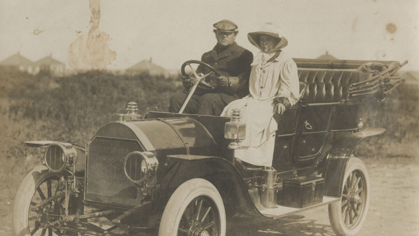 Jacques and May Futrelle in a 1909 automobile tour